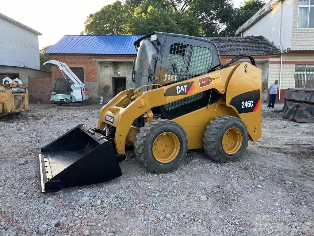 CAT 246 C Krautuvai su šoniniu pasukimu