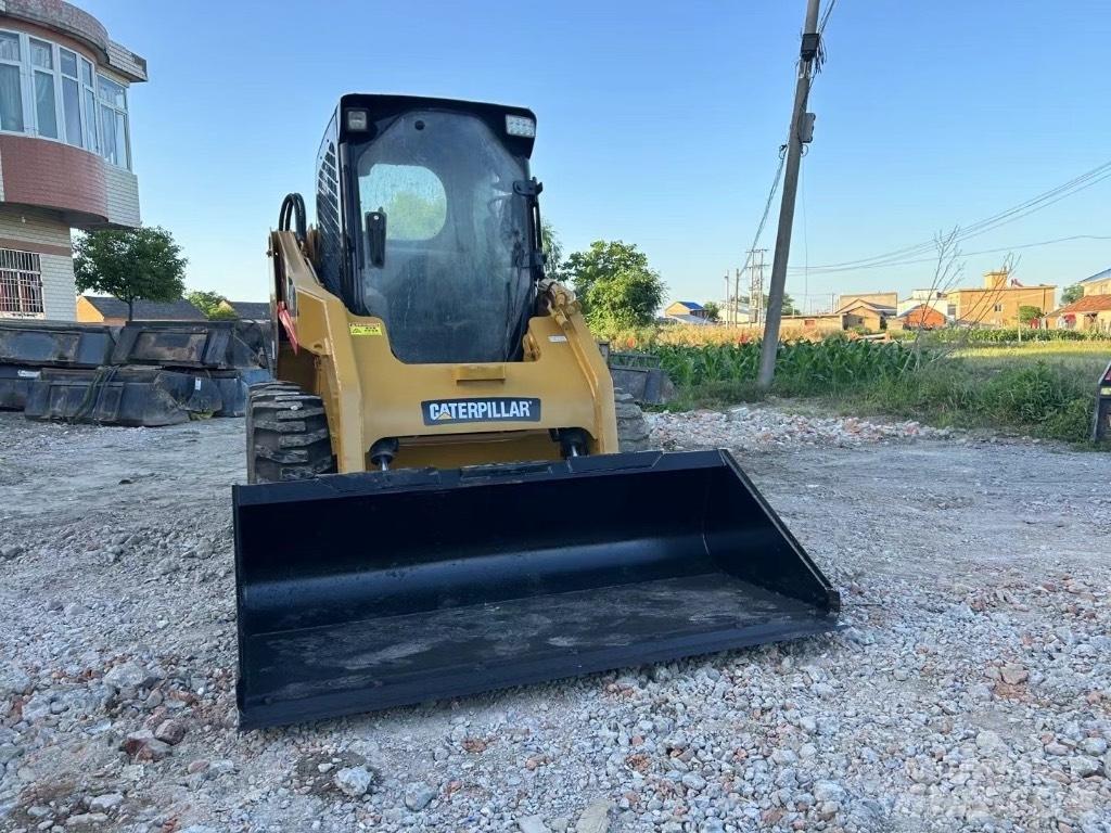 CAT 246 C Krautuvai su šoniniu pasukimu