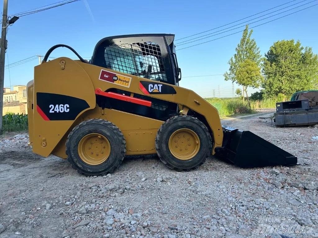 CAT 246 C Krautuvai su šoniniu pasukimu