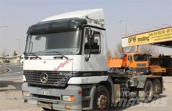 Mercedes-Benz 2531 Konteinerių nuožulnaus pakėlimo ant platformos krautuvai