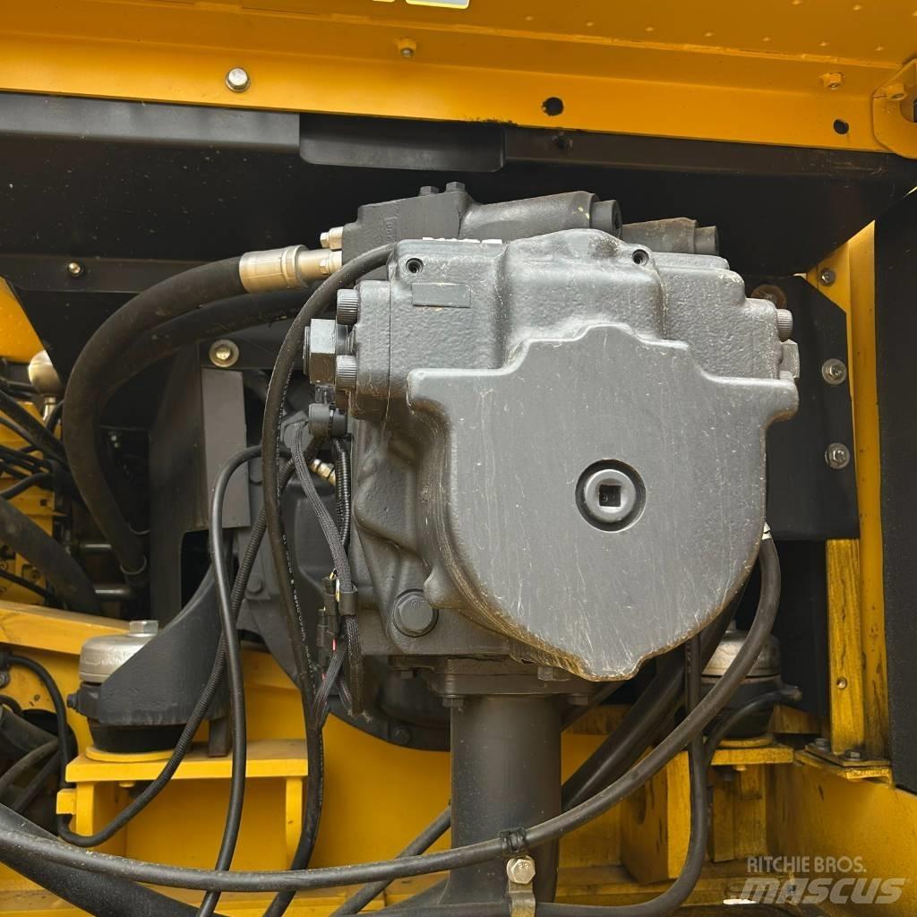 Komatsu 400-7 Vikšriniai ekskavatoriai