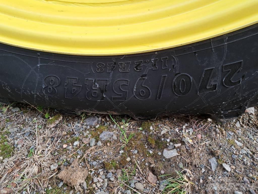 John Deere 740 i Prikabinami purkštuvai