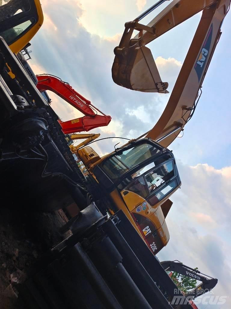 CAT 320 C Amfibiniai ekskavatoriai