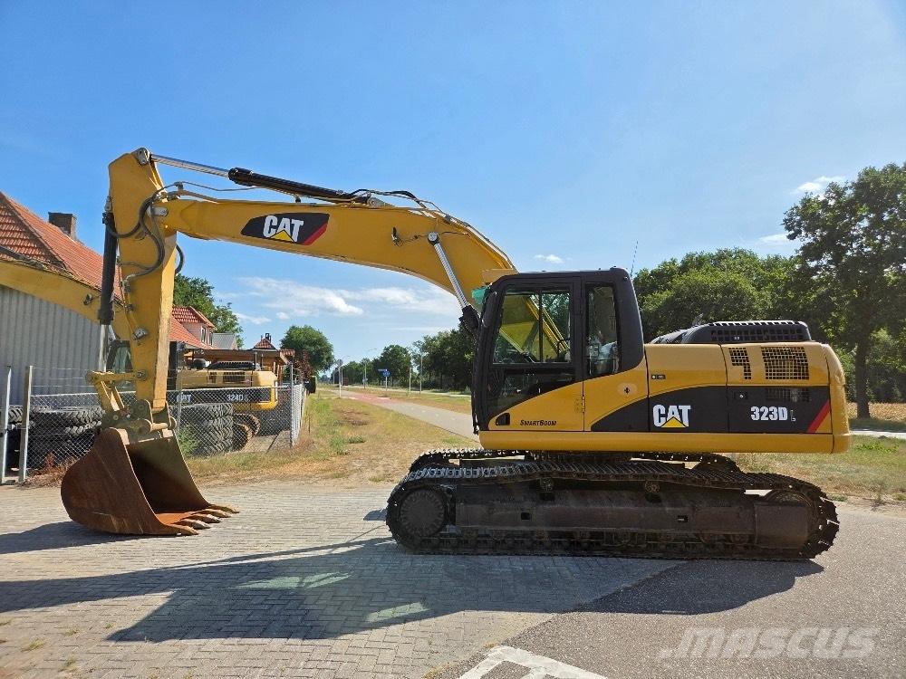 CAT 323DL Vikšriniai ekskavatoriai
