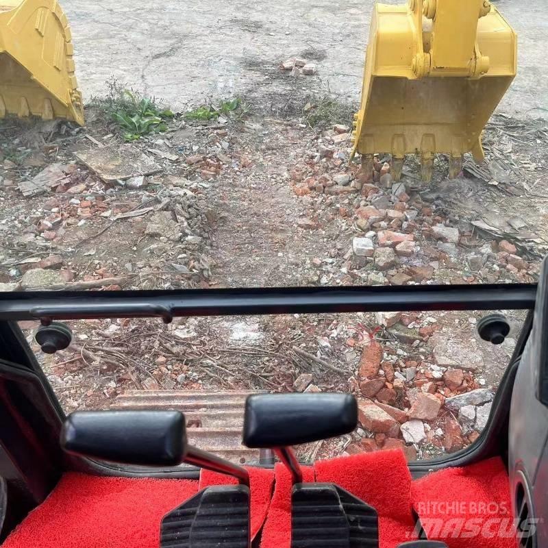 Komatsu PC 138 Vikšriniai ekskavatoriai