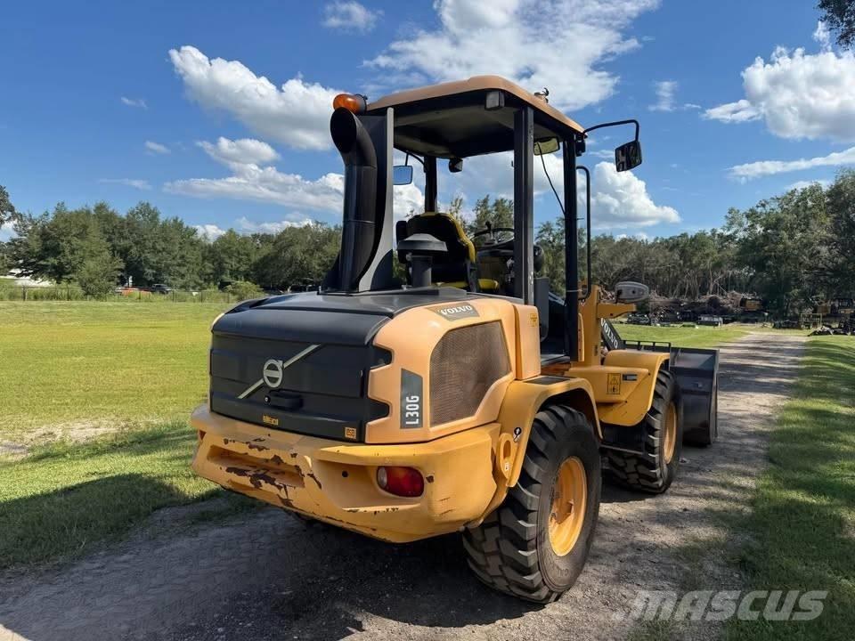Volvo L 30 G Naudoti ratiniai krautuvai