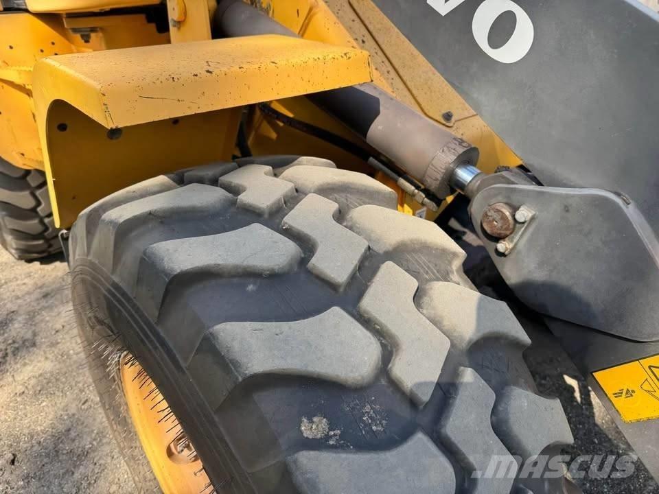 Volvo L 30 G Naudoti ratiniai krautuvai