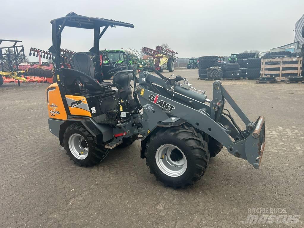 GiANT 2300 Xtra HD Daugiafunkciniai pakrovėjai