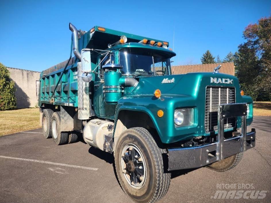 Mack 690S Savivarčių priekabų vilkikai