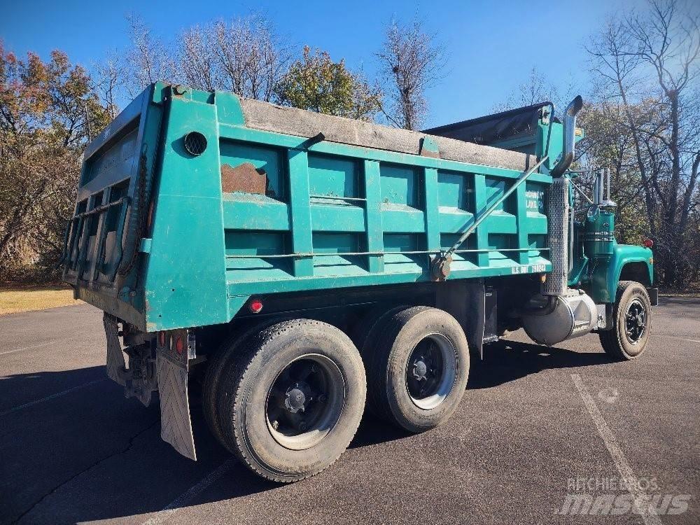 Mack 690S Savivarčių priekabų vilkikai
