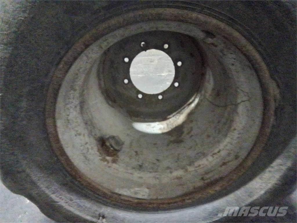Valmet 820 24x22,5 Padangos, ratai ir ratlankiai
