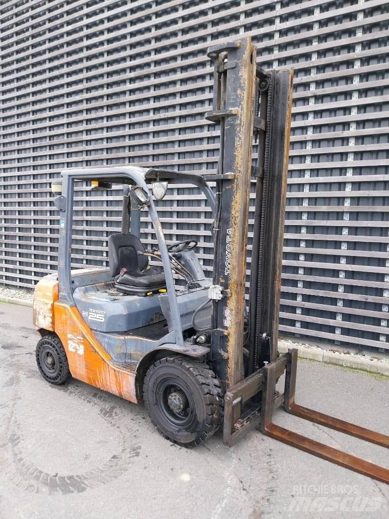 Toyota 25 Dyzeliniai krautuvai