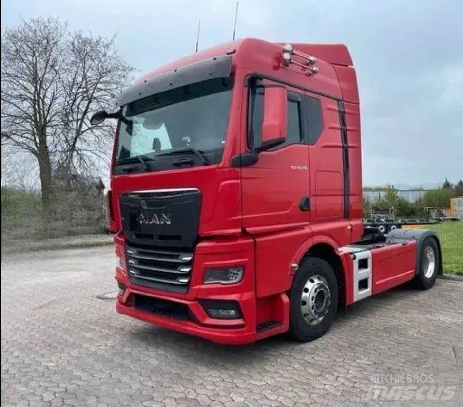 Shacman truck head Savivartės priekabos