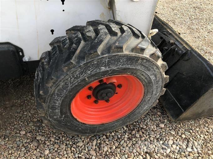 Bobcat S 300 Krautuvai su šoniniu pasukimu