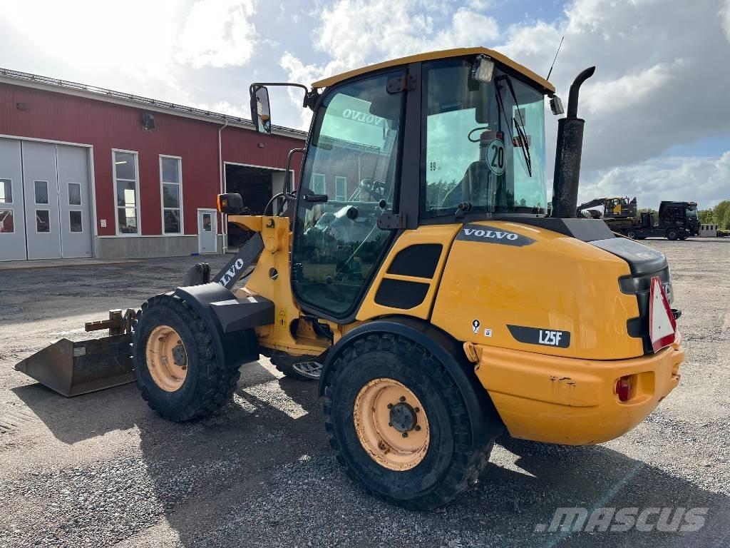 Volvo L 25 F Naudoti ratiniai krautuvai
