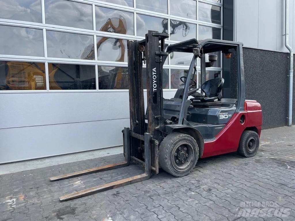 Toyota 02-8DF30 Šakiniai krautuvai - Kita
