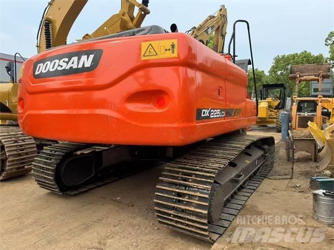 Doosan DX 225 LC Vikšriniai ekskavatoriai
