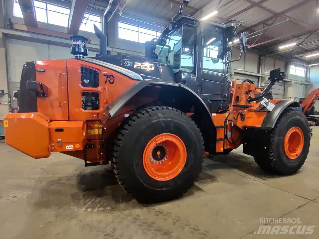 Hitachi ZW220-7 Naudoti ratiniai krautuvai