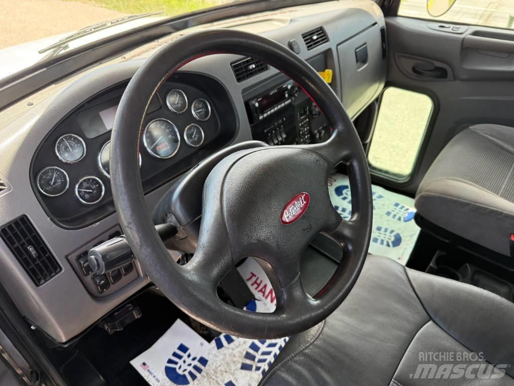 Peterbilt 348 Pagalbos kelyje automobiliai