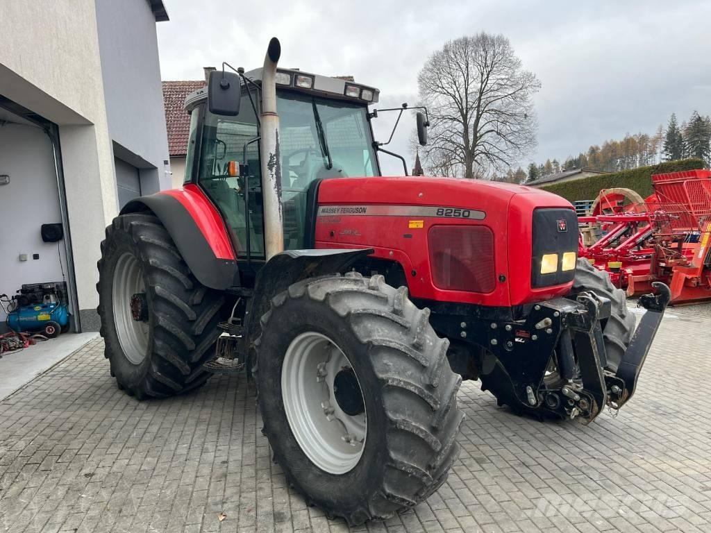 Massey Ferguson 8250 Traktoriai