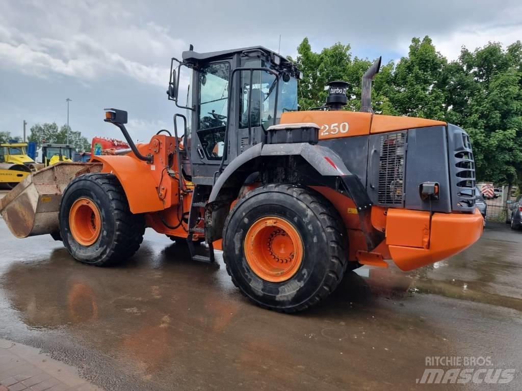 Hitachi ZW 250 Naudoti ratiniai krautuvai