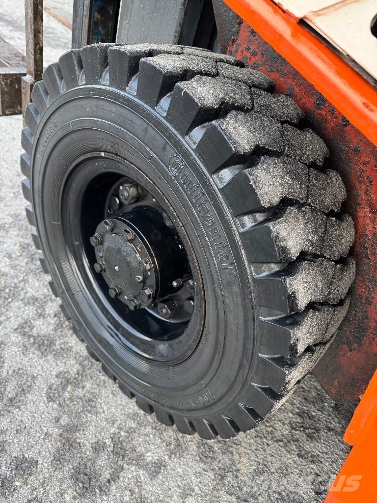 Nissan 25 LPG (dujiniai) krautuvai