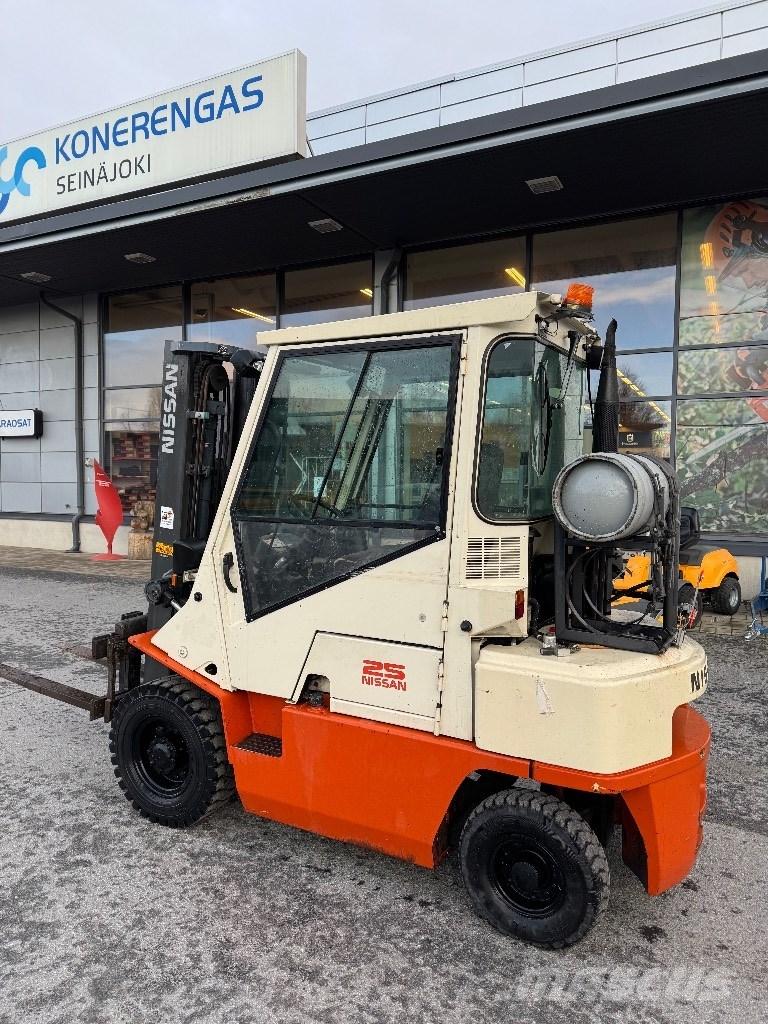 Nissan 25 LPG (dujiniai) krautuvai