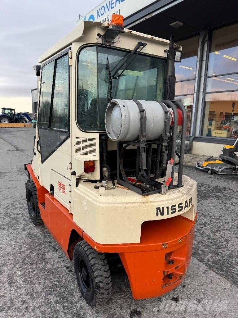 Nissan 25 LPG (dujiniai) krautuvai