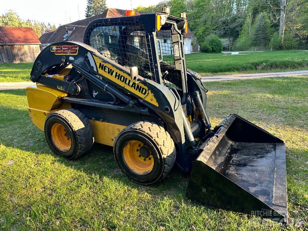 New Holland L 225 Krautuvai su šoniniu pasukimu