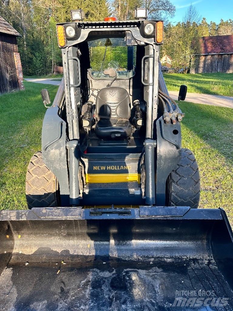 New Holland L 225 Krautuvai su šoniniu pasukimu