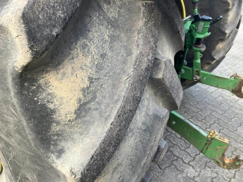 John Deere 6215R Traktoriai