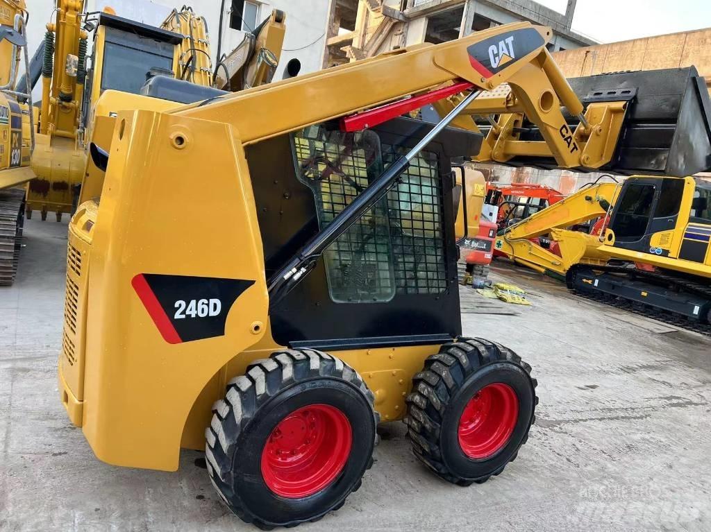 CAT 246D Krautuvai su šoniniu pasukimu