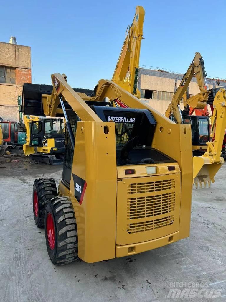 CAT 246D Krautuvai su šoniniu pasukimu
