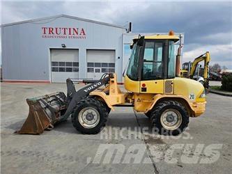 Volvo L 30 B Naudoti ratiniai krautuvai