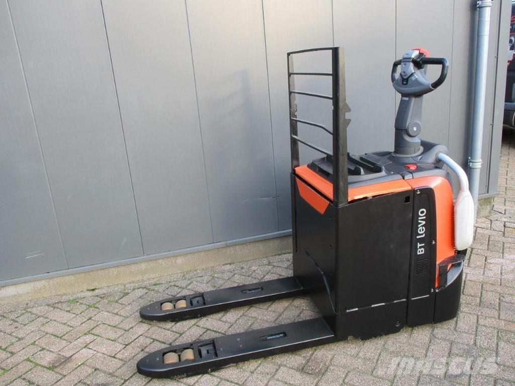 Toyota LPE250 Žemų aukščių keltuvai su platforma