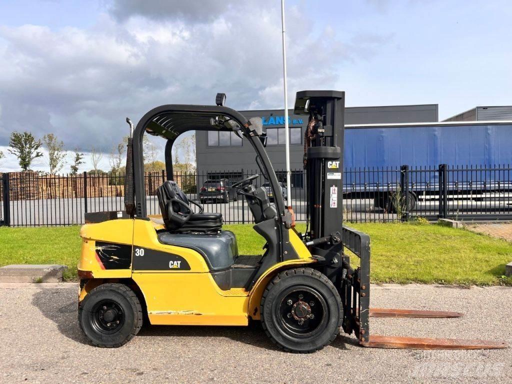 CAT DP30N Dyzeliniai krautuvai