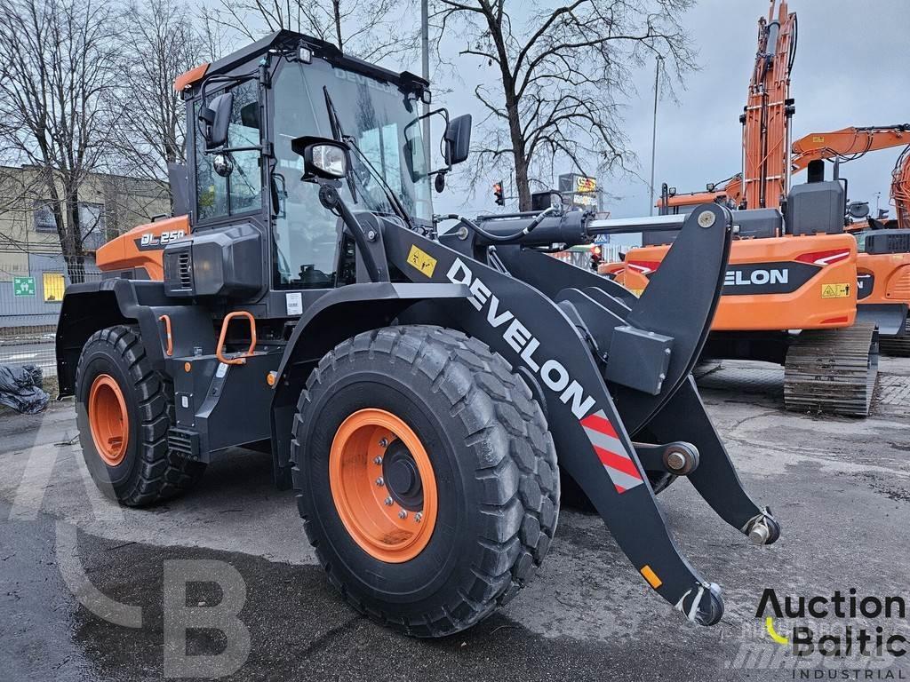 Develon DL250 Naudoti ratiniai krautuvai