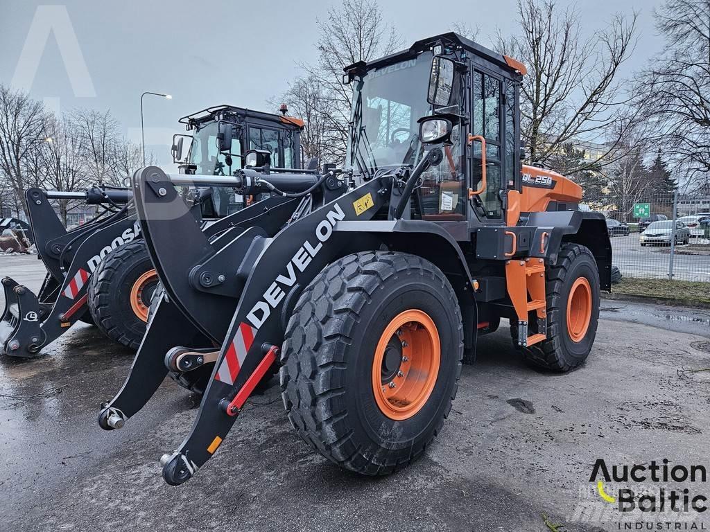 Develon DL250 Naudoti ratiniai krautuvai