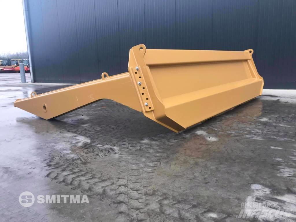 CAT 745C Galiniai žibintai