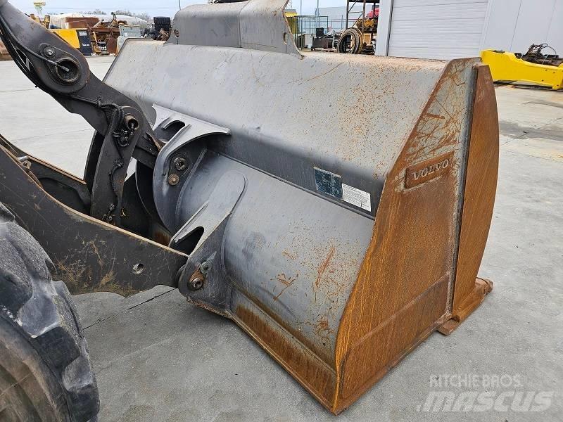 Volvo L 120 H Naudoti ratiniai krautuvai