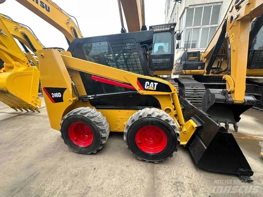 CAT 246 D Krautuvai su šoniniu pasukimu