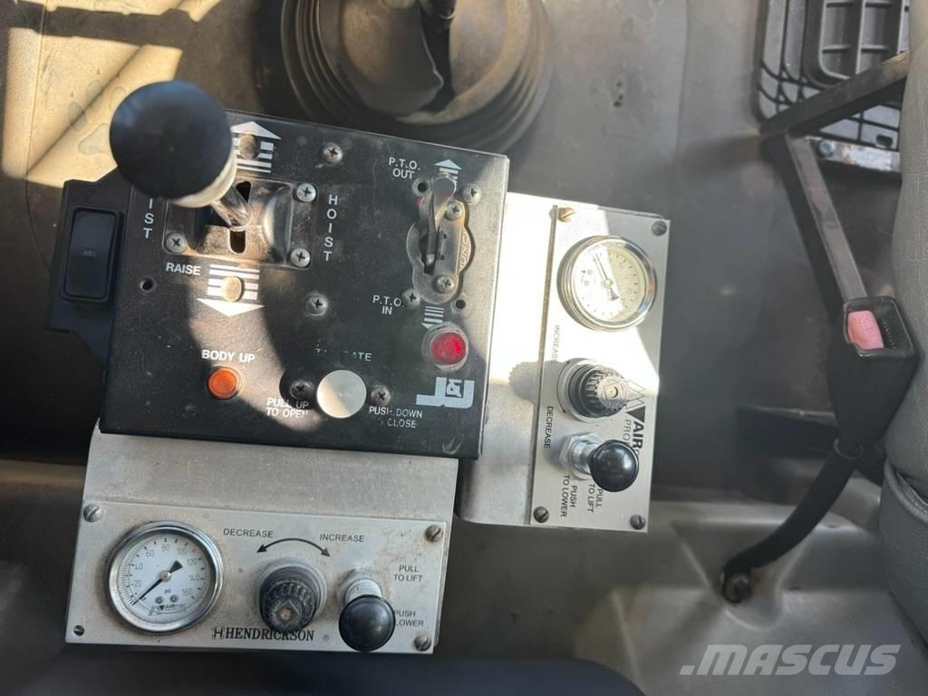 Mack GU813 Savivarčių priekabų vilkikai