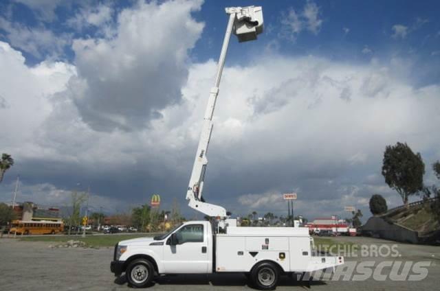 Ford F350 Pagalbos kelyje automobiliai