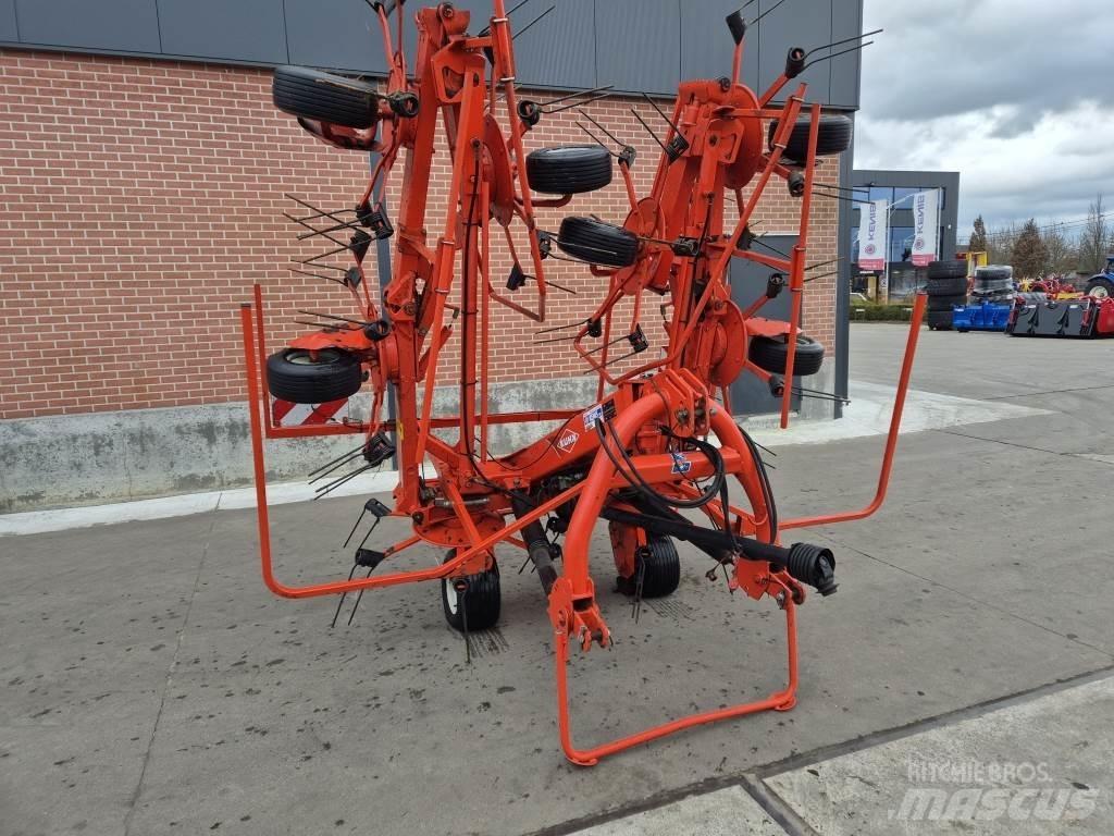 Kuhn 8702 Šieno grėbliai ir vartytuvai