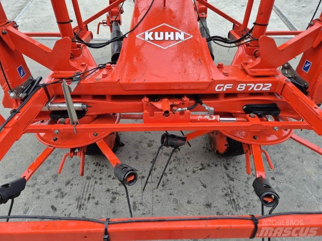 Kuhn 8702 Šieno grėbliai ir vartytuvai