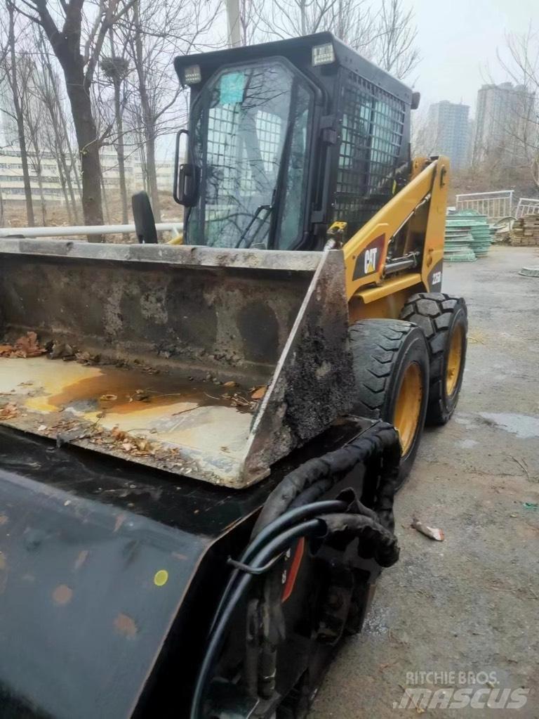 CAT 226 B Krautuvai su šoniniu pasukimu