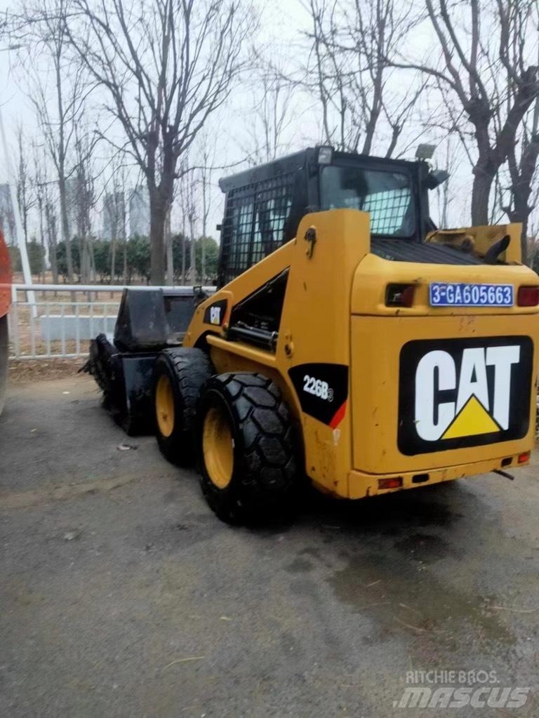 CAT 226 B Krautuvai su šoniniu pasukimu