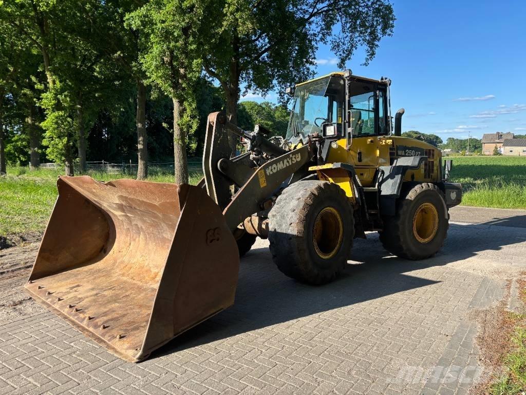 Komatsu WA250-6 Naudoti ratiniai krautuvai