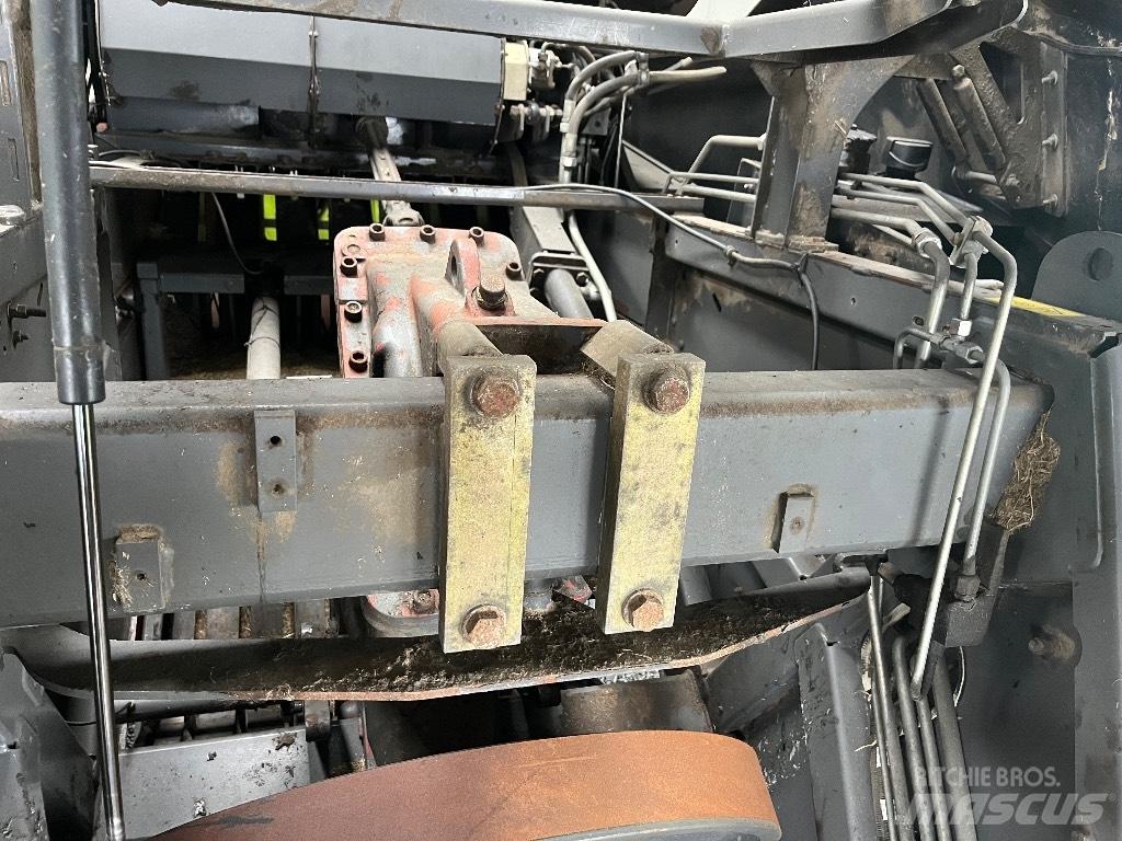 CLAAS Quadrant 3200 Stačiakampių ryšulių presai