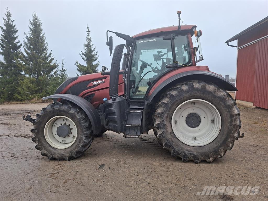 Valtra T154 Versu Traktoriai